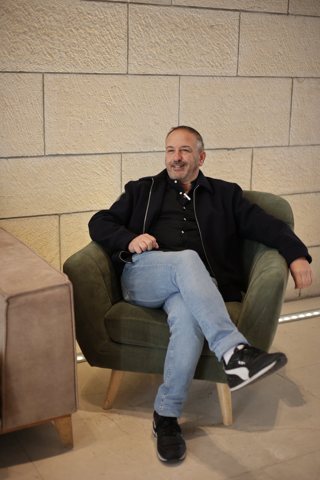 Philippe Nissim Zarka, thérapeute de couple, assis dans un fauteuil