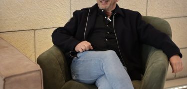 Philippe Nissim Zarka, thérapeute de couple, assis dans un fauteuil